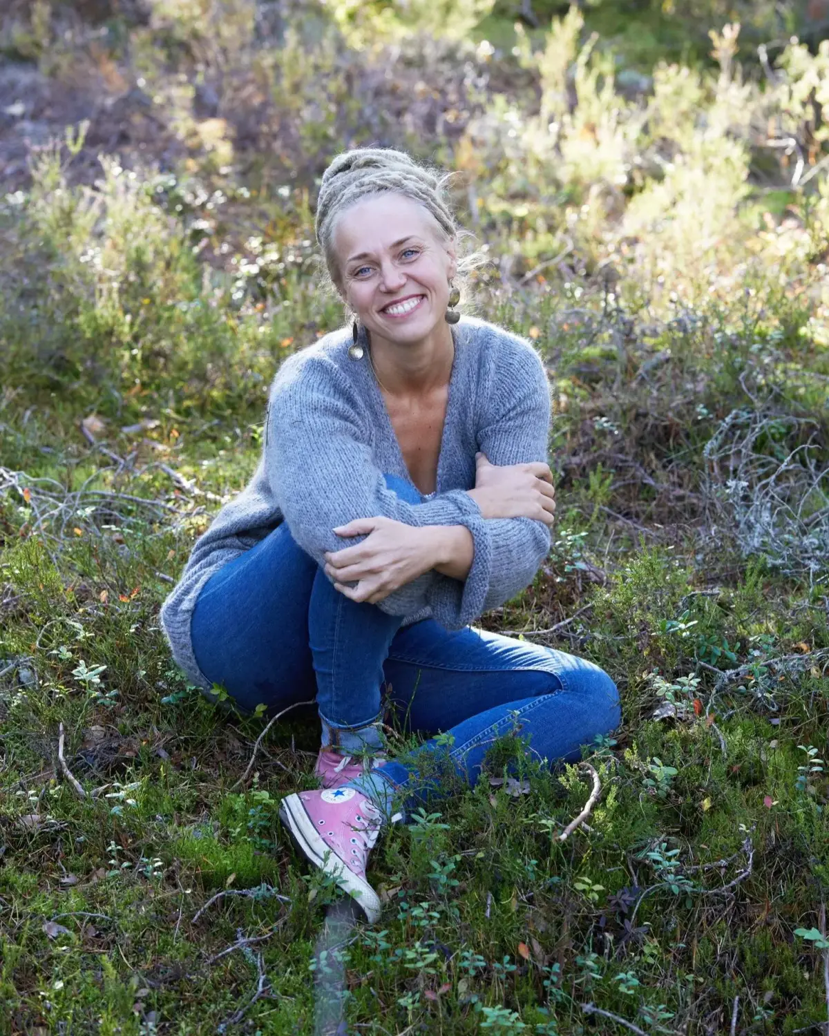 Anu Castaneda niityllä.