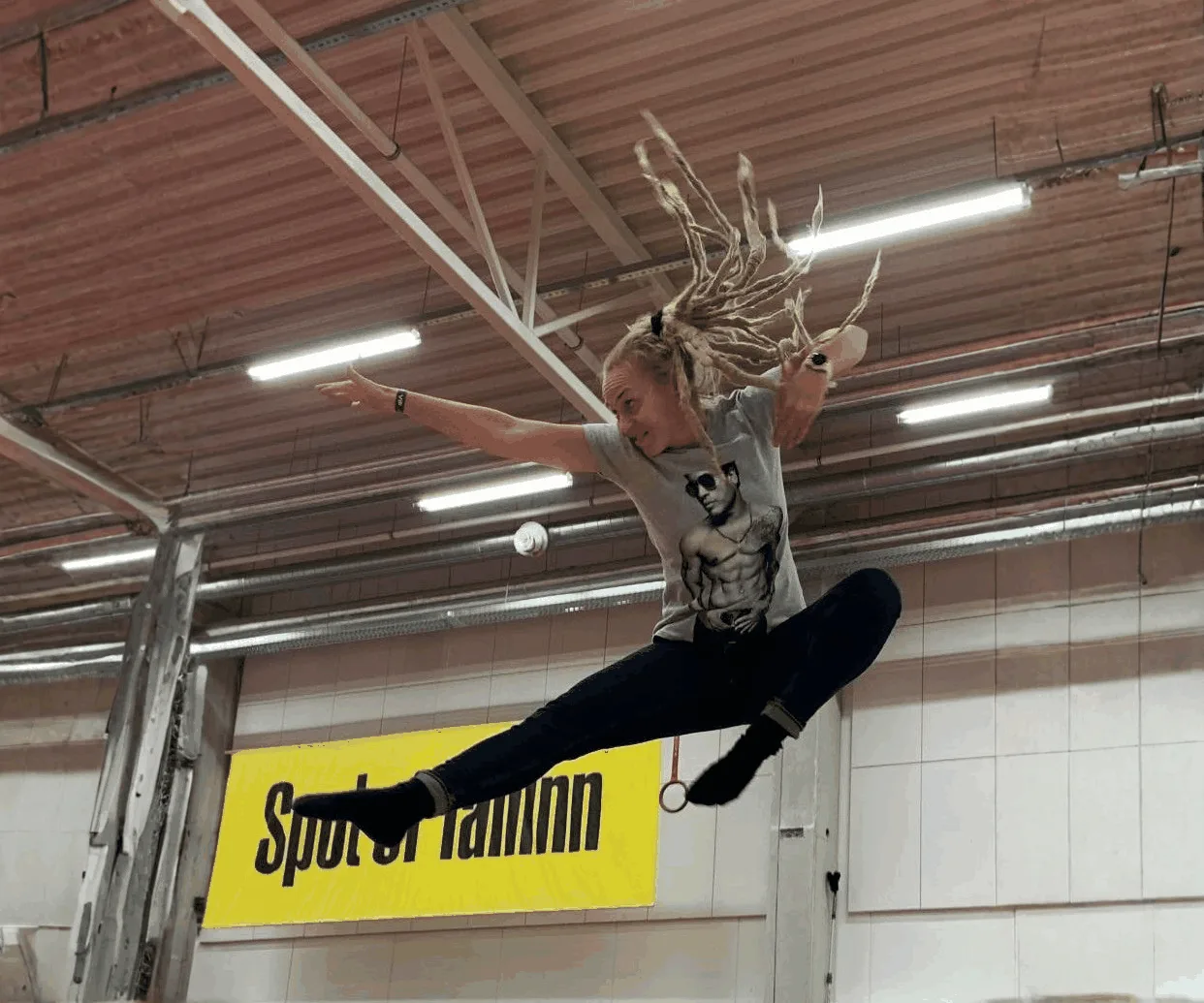 Anu Castaneda liikkeessä.