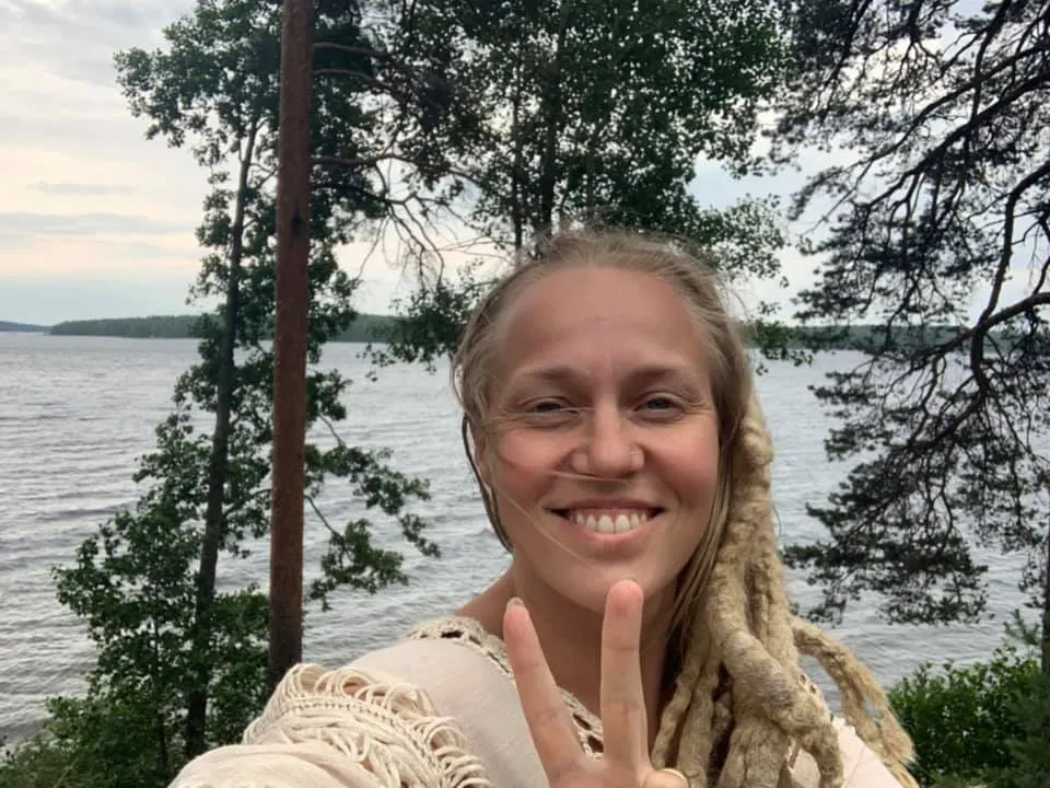 Anu Castaneda järven rannalla.